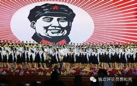 今天,这群人又同往日一样,相继来到广场,照例挂起了毛主席像,插上了党旗、国旗,放起了红歌