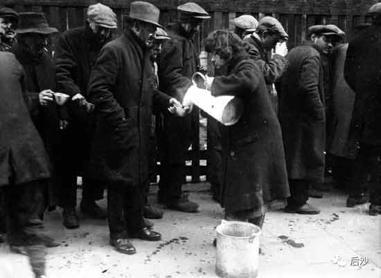 1918年底， 美国将粮食运到鹿特丹和哥本哈根，在德国人面前晃着，但就是不运入德国。跪下、求我、满足我一切条件。