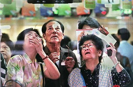 报告称，香港将在面积达300平方公里的都会区新建住房92万套，满足容纳250万人的住房需求，另外还要新建33万套公租房，给低收入人群解决住房问题。