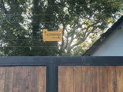 在大多数人为手机和电脑上实时更新的疫情信息而感到焦虑恐慌时，南非的弱势群体甚至缺乏稳定的基本生活条件。在疫情加重他们日常生活负担的同时，也暴露出了南非社会中根深蒂固的阶级问题。