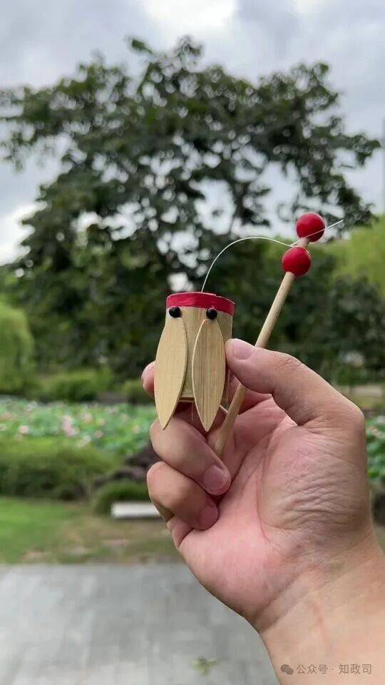 市场畸形的生存逻辑：永远正确，永不认错，错的永远是消费者、是网友……出了问题从不反思自身，只会公关洗白、舆论压制、反向追责。消费者维权是“敲诈”，网友调侃是“侵权”，大众吐槽是“抹黑”，唯独企业自身的疏漏、傲慢与偏执，永远无可指摘。