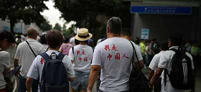 资本主义世界，自由的只是财阀、金融大资本家、军火商和政客家族，循规蹈矩的普通民众，哪来的自由?你能随便进入富豪们的半山别墅吗? 　　而那些不学无术、妄想不劳而获的流氓和恶棍们，被西方的“自由”忽悠瘸了，他们扬起手中的木棍砖头，砸向普普通通的政府职员，砸向那些兢兢业业工作养家的普通民众。