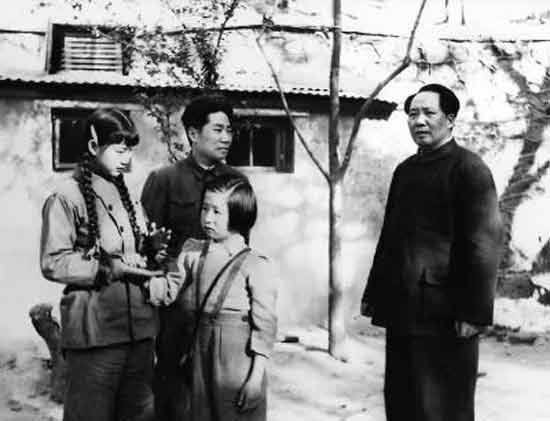 毛主席把子女送到农村或“五七干校”劳动锻练,不是做“做秀”,不是“镀金”,而是要求他们硬同普通干部、农民人一样。