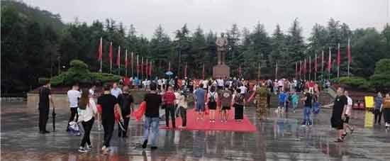 9月9日的韶山,人如海花如潮,人民呼唤毛主席!