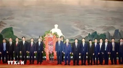 因为毛主席不仅是中国人民心目中最伟大的人民领袖和革命导师,也是一切反抗剥削压迫、反抗不平等秩序、追求进步、追求解放的世界人民心目中最伟大的人民领袖和革命导师,哪怕毛主席离开我们已经将近半个世纪了。