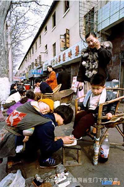历史已经多次证明，无视这一根本矛盾，只知贪婪索取而不知制度更新的社会形态，终将被其自身创造的、但已无法容纳的巨大生产力所炸毁。