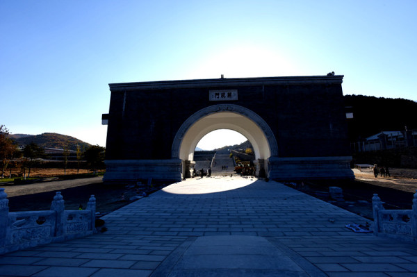 这样一座1943年建成,还是伪满的“国寺”,一共存在不过2年,于1945年就已烟消云散的寺庙,如何在改开中又大兴土木的被重现辉煌?