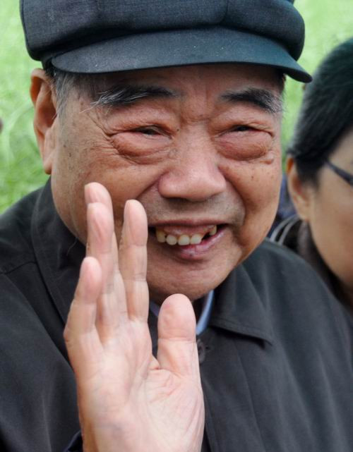昆仑岩:烈士墓前的心声——接受大家庭的革命传统教育
