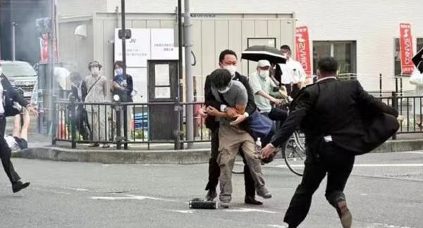 看看日本这个社会,自从被美国接管之后,从天皇到首相,都是美国的走狗,政客财阀们可以世代继承,邪教头子可以大肆敛财.......举国上下,受伤的只有普通人,只有上山彻也这样默默无闻的蝼蚁。他的一生,都被邪教、右翼政客、财阀毁了,但没有人在乎他的感受。日本人,需要反思,是什么,把一个品学兼优的做题家逼上了绝路?是什么?让一个逆来顺受的老实人举起了枪?