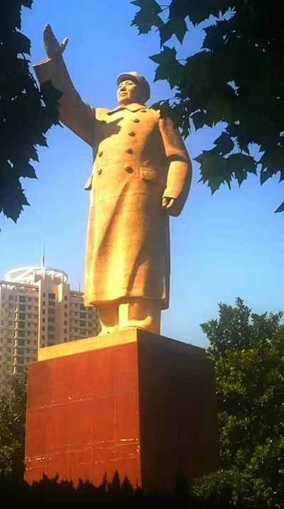 青山遮不住 ——郑州人民纪念毛主席逝世43周年