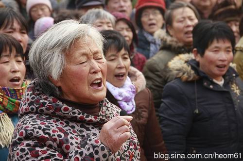 2012年12月26日10时35分,郑州忽现彩虹。正在人民广场纪念毛泽东诞辰119周年的人们,高喊毛主席万岁!