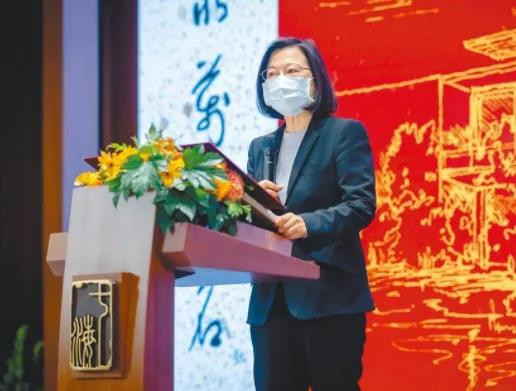 “‘不接触、不谈判、不妥协’的‘三不政策’哪有一点点‘为了中国要统一’的影子呢？”