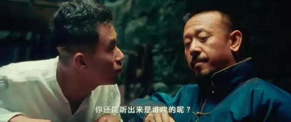 黄四郎掏出一颗地雷时,就说过这种地雷只有两颗,一颗在1910年的时候爆炸了,而另外一颗便在他的手里,这佐证了黄四郎的身份并不是那么简单,他就是革命的获益者,可为什么这样获益者最终却开了历史的倒车呢?打倒了一个黄四郎,另一个黄四郎又起来了,周而复始。而这个新的黄四郎,正是当初打倒黄四郎的那个人。张麻子不信邪,想跳出这个怪圈,他要阻止社会在这个怪圈里轮回。