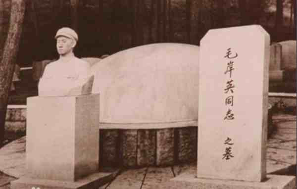 岸英与我们又是这样的近,因为他从未以“毛泽东的儿子”而傲娇,反而不断问自己,“我做毛泽东的儿子合格吗”;他当过农民、做过工人,与我们一样,都是劳动人民的一员;他的生命永远定格在年仅28岁,本该与今天的我们一样,风华正茂……叫一声岸英同志,不仅仅是因为他是我们的同志、我们的战友,更因为他用自己短暂而灿烂的一生,向我们诠释了一个优秀的共产主义战士的模样,是我们今天的有志青年值得学习的榜样