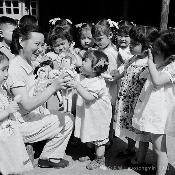 “真实的共同体”，不是乡愁式的血缘地缘想象，不是被资本和国家机器收编的文化符号，而是以共同的政治经济利益为基础的真实联合。只有这样，我们才能沿着一度中断的道路，走向人类的彻底解放!