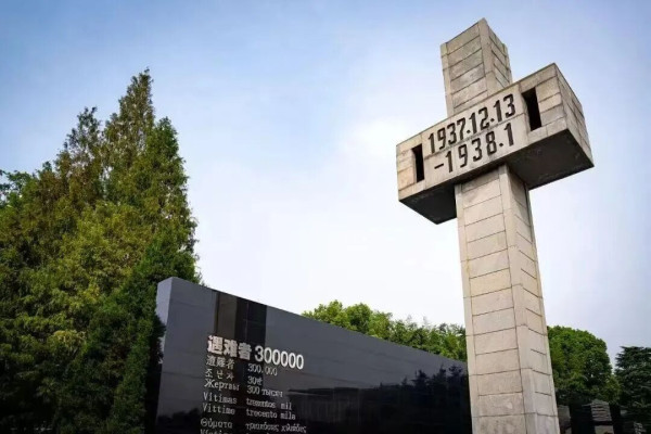 如果中国内部出现了大量否定民族抗战史、无原则吹捧日本的人群，这就等于在战场上没倒下的旗帜，在年轻一代的心中倒下了。日本右翼势力所追求的，正是这种意识形态领域的“不战而屈人之兵”。