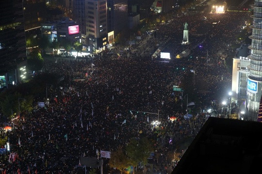 南朝鲜30万人倒朴 游行学生：成立革命政权