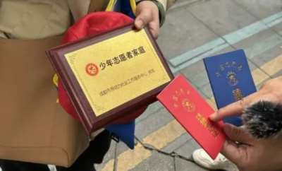五花八门的“素质教育”，为各种赛事、课外培训、志愿服务的大量涌现，也为“成都少年志愿者”这样的骗子机构行骗打开了方便之门。家长明知此类活动对孩子的实际“素质”起不到什么作用，却不得不硬着头皮参加，因为它们关系到评奖评优，关系到孩子入团升学——这是教育产业化的“具象”。