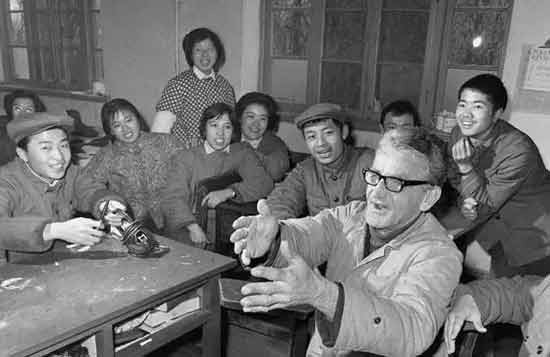 毛泽东思想武装起来的人民军队,不仅在战场上打败了不可一世的美帝国主义,更在精神上、道义上取得了巨大的胜利,将资产阶级反动派的士兵逐步地改造成为共产主义战士;中国人民通过抗美援朝战争树立起了前所未有的自信,才真正从精神上“站立起来了”!