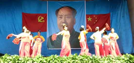 “开天辟地千秋歌颂伟人”——河北涉县南庄大剧场举行纪念毛主席逝世44周年文艺演出