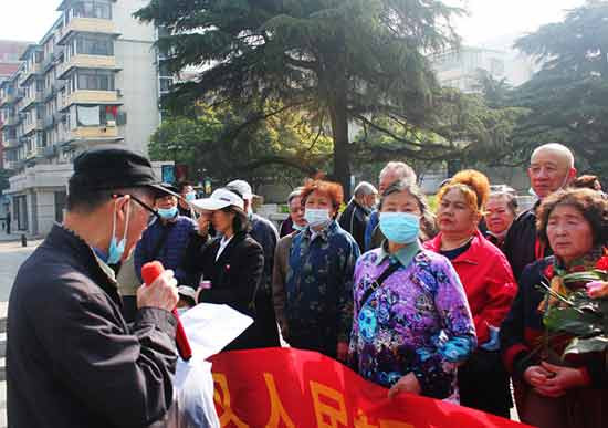 人民领袖爱人民，清明时节武汉人民思念毛主席，向武汉剧院毛主席雕像敬献花篮！