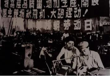 寥寥几只碰壁的苍蝇,必将受到人们旗帜鲜明地驳斥抵制,遭受人们的唾弃;其编织的荒诞的无稽之谈,也必将被扫进历史的垃圾堆。