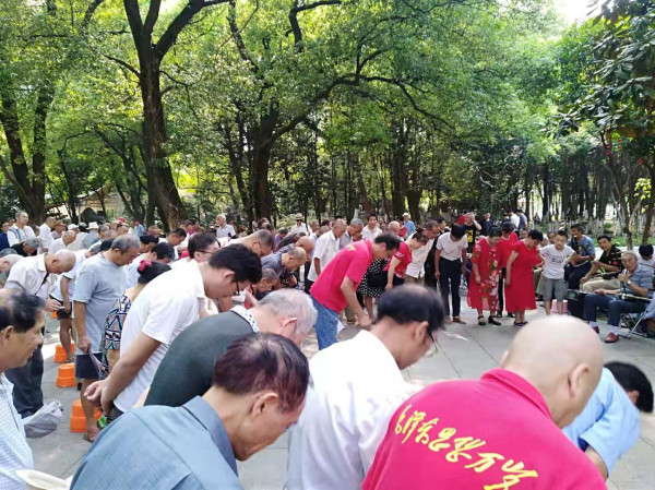 江西人民祭奠毛主席逝世43周年