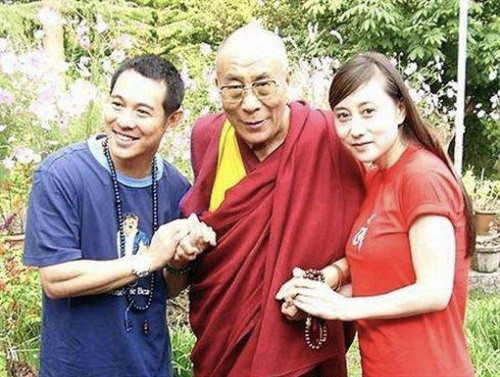 更不要提那一堆“国际救援组织”,哪一个不是假救援、真敛财?非洲的疟疾、美国的飓风、澳洲的山火、日本的核灾、南美的疫情——哪家“国际救援组织”发挥作用了?对着镜头声泪俱下地作秀喊口号倒是一个顶十个。