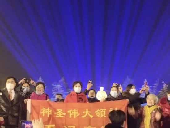 0点,沸腾的韶山,激动的人群,毛主席诞辰127周年再次见证滚滚红潮!