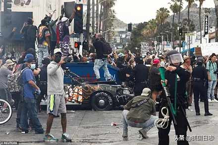让我们重温上世纪六十年代毛泽东主席支持美国黑人抗暴斗争的声明，认清本质，坚定决心，鼓舞斗志，行动起来，给予美国人民反抗种族歧视的正义斗争以强大的声援！