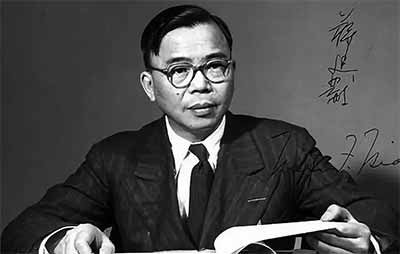 右翼史学的出现，正是史学界近几十年来缺乏理论自信、缺乏文化自信、缺乏理论功底、放弃马克思主义指导的结果。
