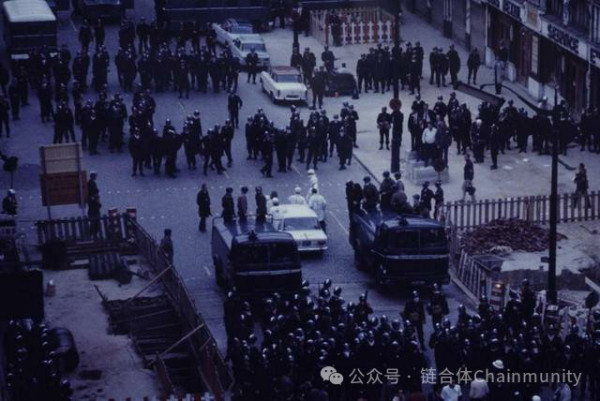 ……鉴于当时整个德意志主流社会普遍深信‘社会民主党正在对国家构成致命威胁’，且这一恐慌情绪又恰恰因该党长期奉行的‘口头激进主义’而得到了充足的养分；因此，在党代会公开层面上演的任何关于群众性总罢工或反军国主义宣传的实质讨论，对于党高层、工会领导层乃至绝大多数中层骨干而言，在政治上都是极其棘手且令人寝食难安的……