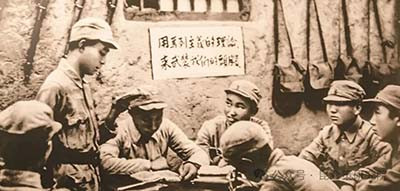 月光洒向延河,中央党校的石碑上,“实事求是”四字泛着冷铁般的光泽。