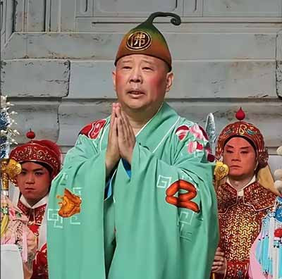 在对真正马克思主义进行继承和发展的意义上,我们更应该明确指出:无论理论上、实践上,还是社会各界,都不能搞修正主义,对文艺界出现篡改红歌的修正主义应该保持警惕!