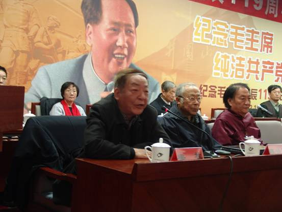 与会者深情缅怀毛主席的丰功伟绩,热情讴歌毛泽东思想,从不同角度纵情抒发对伟大领袖毛主席的深切怀念之情。