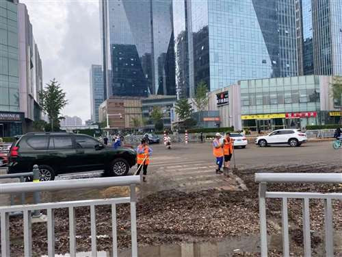 毫无疑问,在电力和互联网恢复之前,郑州这座城市秩序的缓慢修复,靠的正是一个个普通人,是货拉拉司机、马路边清扫污泥的清洁工,忠于职守的交警,还有酒店楼下免费为路人开网络热点的女服务员,是互联网技术发达之前我们就拥有的同理心、责任感,甚至出于自利的目的。
