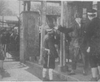 这本1960年中国青年出版社的小册子，分资本家是怎么起家的？资本家怎样剥削工人？资本家怎样压迫工人？资产阶级分子对社会主义的猖狂进攻，兴无灭资革命到底等几部分揭露了资本主义的罪恶，对于提高无产阶级认识觉悟很有助益。本站连载刊出，此章分上下两载，此为五（上）。