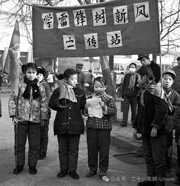 能问出“为什么”的孩子，形式主义是驯服不住他们的。能正当表达愤怒的孩子，就会在剥削者欺负到头上时奋起反抗。知道自己从群众中来从群众中去，才能让他们真的作为祖国的花朵为人民服务。这样，我们才配给新一辈的孩子一个真正干净敞亮的明天。