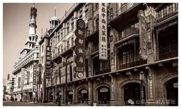 1946年,上海《大公报》曾刊载一幕:外滩公园门口,一位中国父亲牵着年幼的儿子,想进去看一看。印度巡捕横臂拦住,孩子指着门牌上的洋文,仰头问:“爸爸,为什么狗能进,我们不能进?”