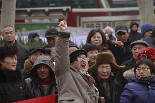 2012年12月26日10时35分,郑州忽现彩虹。正在人民广场纪念毛泽东诞辰119周年的人们,高喊毛主席万岁!
