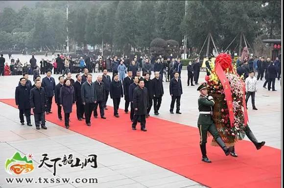 “红旗落地”的俄罗斯，“卫星”也从天上掉下来了！