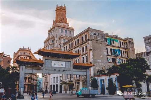 古巴大使馆官方微博报道驻华大使卡洛斯·米格尔·佩雷拉·埃尔南德斯与李慎明交流