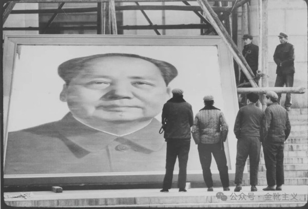 “一定的文化是一定社会的政治和经济在观念形态上的反映。”……狂欢的底色是沉重的。意识到自己是NPC，本身就是一种觉醒。
