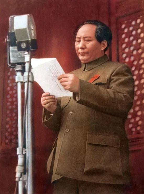 建国以后,毛主席领导党和人民的探索,主要可以从革命和建设两个方面来概括。其中,革命是毛主席长期确定的第一任务、最重要任务,建设虽然长期不占据主要任务地位,但是也是毛主席极其重视的重要任务。