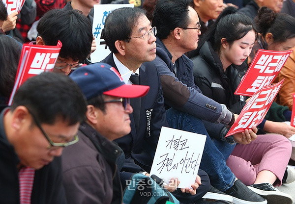 南朝鲜30万人倒朴 游行学生：成立革命政权