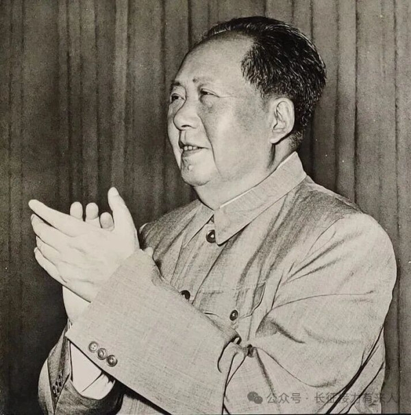 朱旦华,毛泽民烈士的遗孀,1946年从新疆监狱被营救回延安的老党员,江西省妇联原主任,“反修防修”中因“新疆叛徒集团案”被隔离审查长达八年,工资冻结、人格受辱。按常理说,她有足够多的“个人理由”对“反修防修”充满怨恨,对毛泽东充满怀疑。但令人深思的是,1991年苏联解体后,她没有被个人苦难所吞噬,而是主动重新思考毛主席发动“反修防修”的初衷,并得出了一个与主流“彻底否定论”截然不同的结论:毛主席的