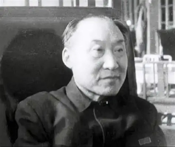 小小寰球,有几个苍蝇碰壁。 嗡嗡叫,几声凄厉,几声抽泣。