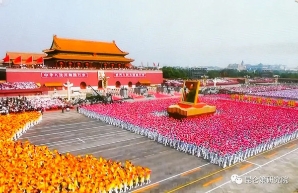 人民领袖毛主席永远活在人民心中,毛主席与人民同在,毛泽东思想与人民同在,中国将永远立于不败之地!