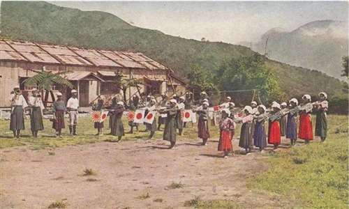 而在日据时期,殖民统治者对于汉族、高山族台湾人的各种动向非常警惕,一边说着好听的话以蛊惑,让听话者乖乖加入日本的战争机器充任炮灰,另一边则坚决压制任何有可能增强汉族、高山族台湾人团结和自我意识的文化、生活方式。