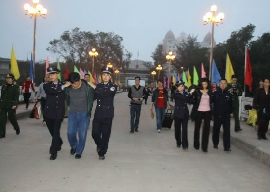 北京150辆武装巡逻车上街防暴
